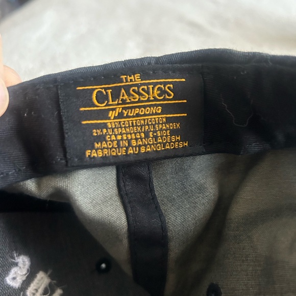 Snap back hat - Picture 3 of 3